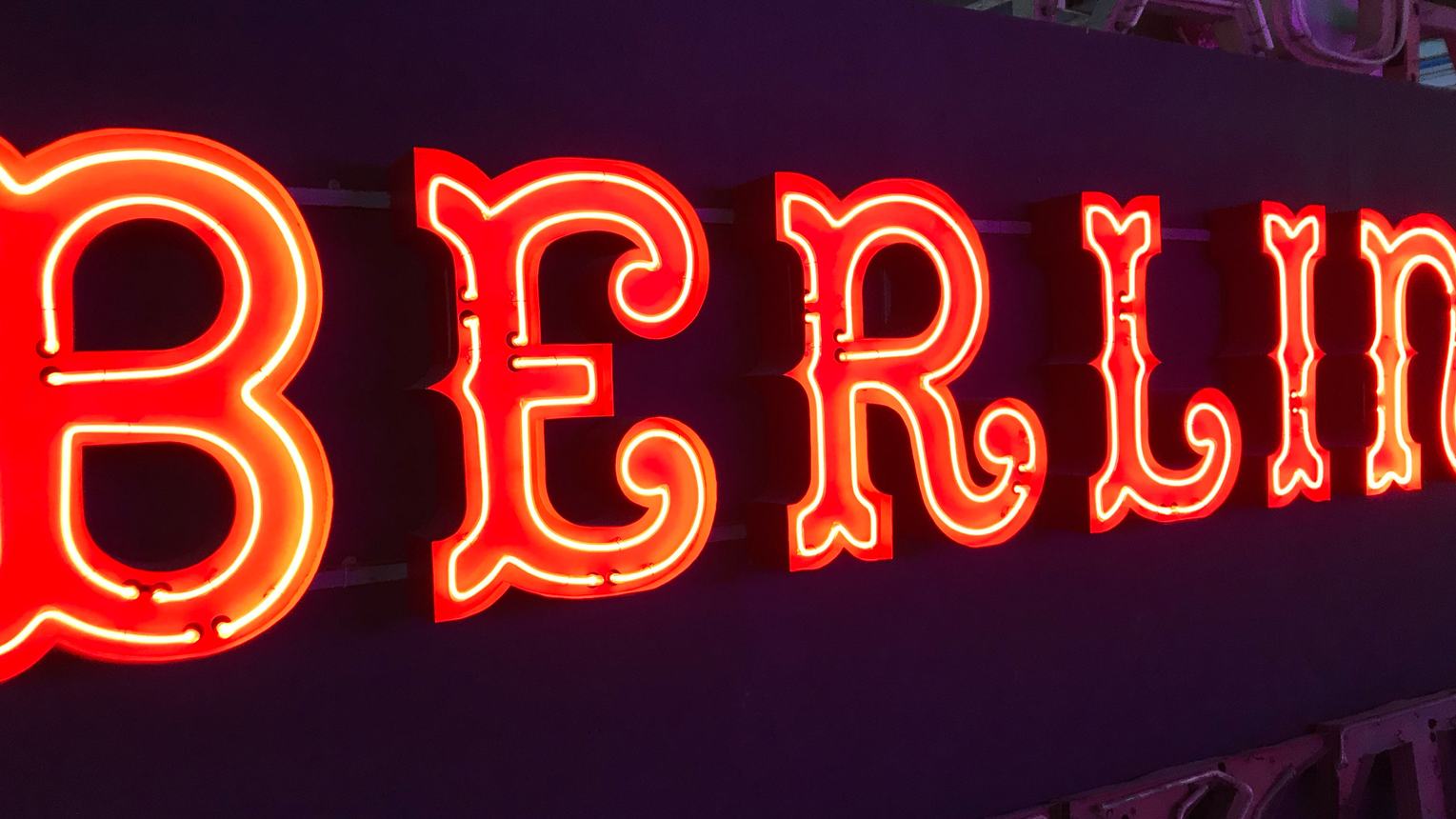 Letras de un cartel de neón rojo.